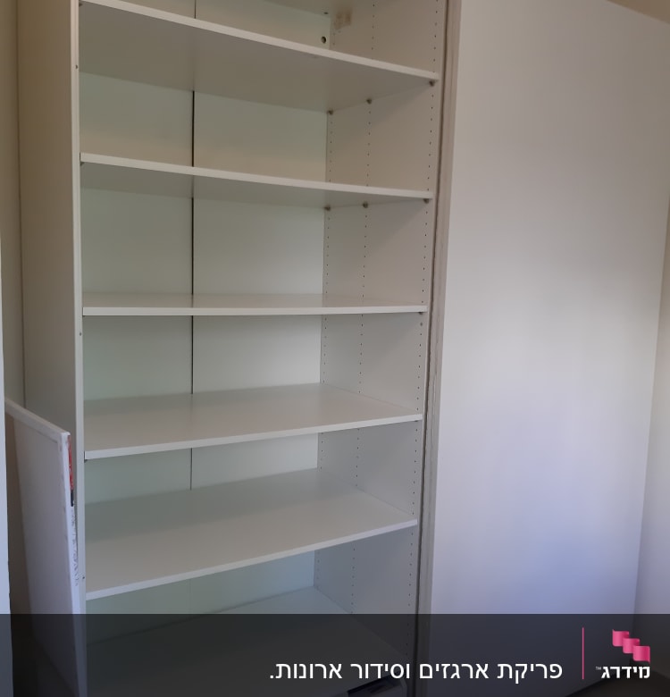 ארון לבן עם מדפים ודלת הזזה פתוחה